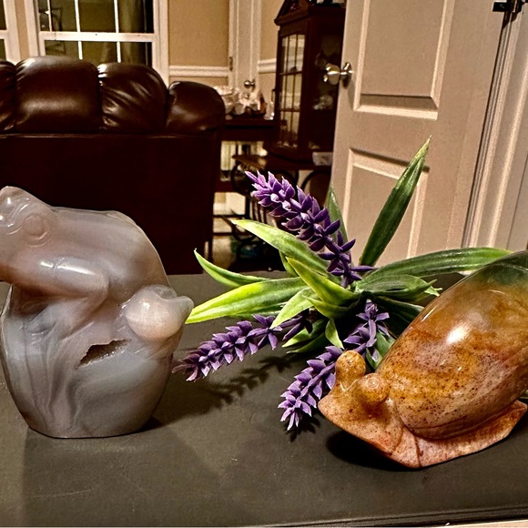 Hand carved Druzy Agate Frog - Picture 2 of 2